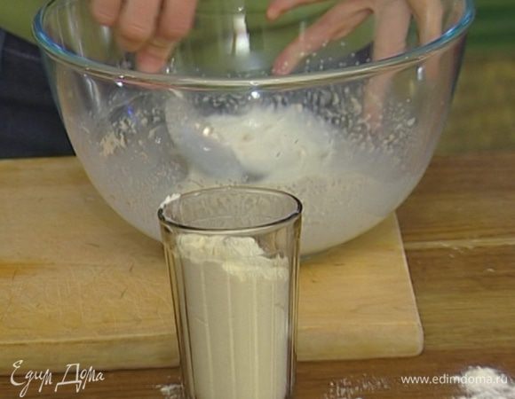 Молоко подогреть, развести в нем дрожжи. 