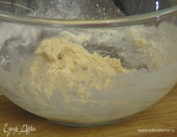 Всыпать 100 г муки, перемешать и оставить на полчаса.