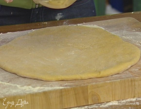 Ввести яйца, добавить оставшуюся муку, соль, 50 г сахара, цедру лимона. Тесто вымесить и раскатать в пласт толщиной 1 см.