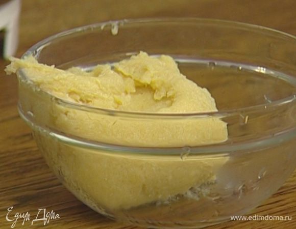 Нарезать кусочками 150 г предварительно размягченного сливочного масла, добавить оставшийся сахар и растереть в однородную массу.