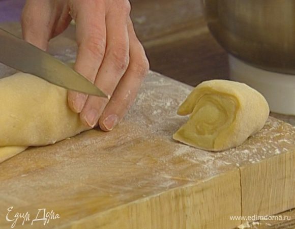 Тесто намазать сливочным маслом с сахаром, скатать в рулет и разрезать его на 8–9 кусочков.