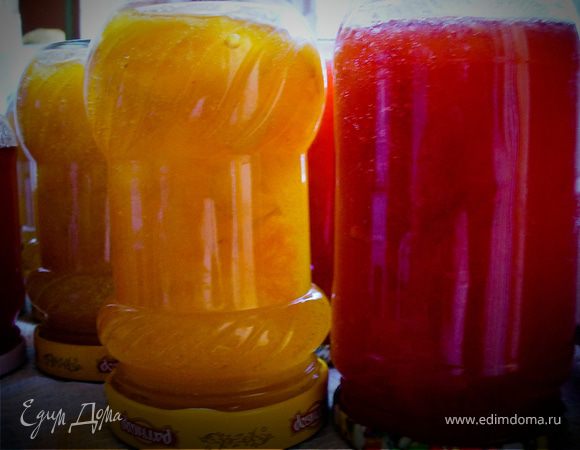 Хорошо перемешать, снять пенку и разлить в стерилизованные банки. Банки закрыть крышками, перевернуть вверх дном и оставить на 5 минут.

комментарии:
Желфикс бывает 2х видов: 1:1, 2:1. Это пропорции сахара и фруктов/ягод. 2:1 означает, что вам понадобятся 1 кг фруктов/ягод и 500г сахара. 1:1 означает, что нужно 1 кг фруктов/ягод и 1 кг сахара. 

варианты испробованного мной джема: вишня-малина, абрикос, вишня, малина, слива. Вишня-малина - самый любимый.

Всего времени сегодня потратила - 1 час. Получилось из 1 кг абрикосов 5 360-граммовых баночек джема, из 1 кг слив - 4 таких же баночек.  