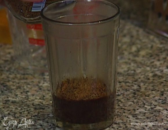 Кофе растворить в 50 мл теплой воды.