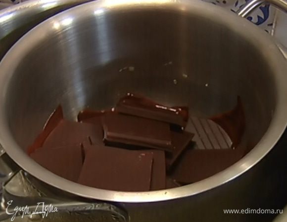 Поломать на кусочки 140 г черного шоколада и поместить в небольшую кастрюлю.