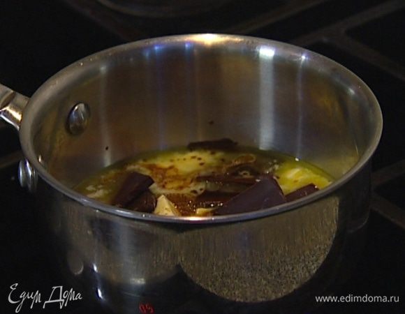 Нарезать кубиками 140 г предварительно охлажденного сливочного масла и отправить к шоколаду.