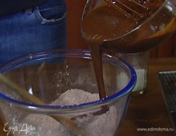 Яйца взбить с 80 г сахара и сметаной, соединить с шоколадной массой и мукой и все вместе вымешать. 
