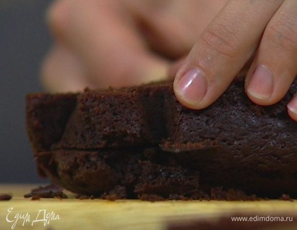 Смазать продолговатую высокую форму оставшимся сливочным маслом, выложить в нее тесто и выпекать в разогретой духовке полтора часа, затем остудить и разрезать на три коржа.