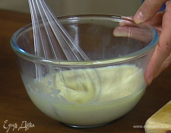 Приготовить крем: поломанный на кусочки белый шоколад и 200 мл сливок растопить в небольшой кастрюле, в конце добавить 1 ст. ложку кипятка. Крем остудить и отправить на час в холодильник, затем взбить. 