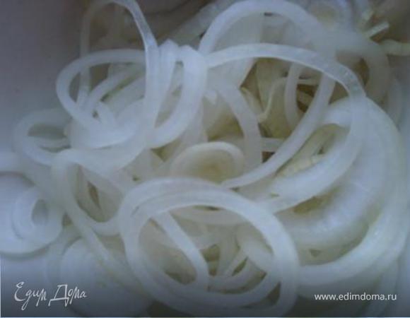 Лук нарезать кольцами, замариновать. Маринад: вода и уксус в равных пропорциях, соль, сахар по вкусу.