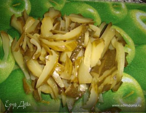 Маринованные огурцы так же нарезать соломкой.