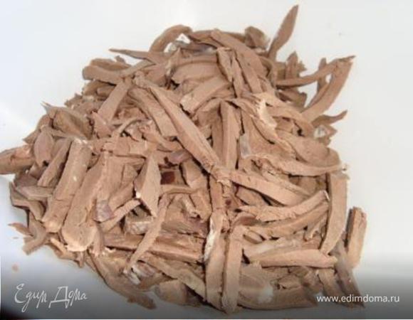 Охлаждённое сердце очистить от жира, плёнок и прочего (охлаждать не вынимая из бульона), нарезать соломкой.