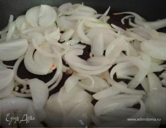 Лук порезать полукольцами, обжарить на масле (можно любое растительное но без запаха).