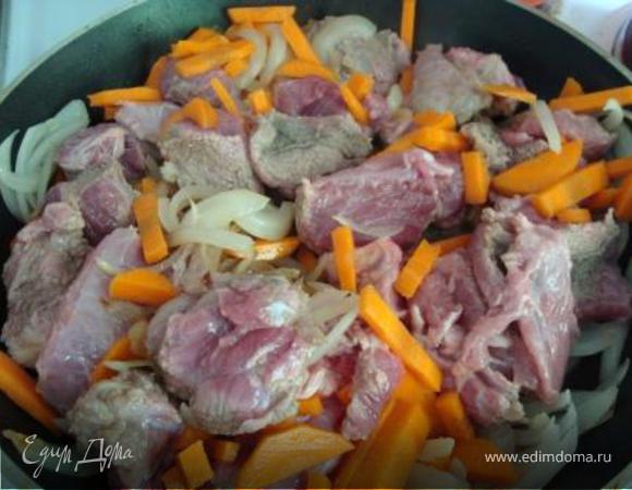 К луку и моркови добавить мясо, обжарить 5 мин со всех сторон, не уменьшая огонь.