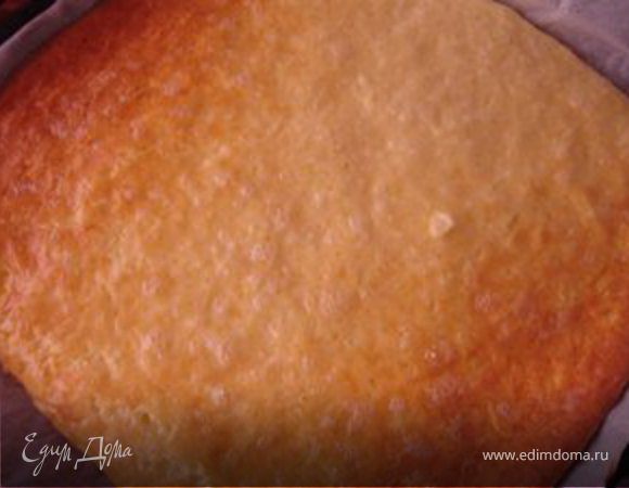 Достаем наш готовый коржик и даем немного остыть.