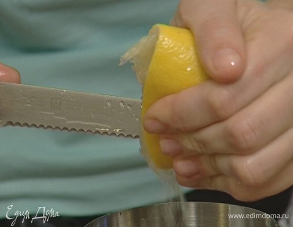 Добавить сок лимона, джин и лед и хорошенько встряхнуть.