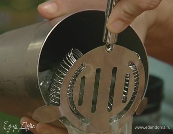 Процедить в бокалы для мартини.