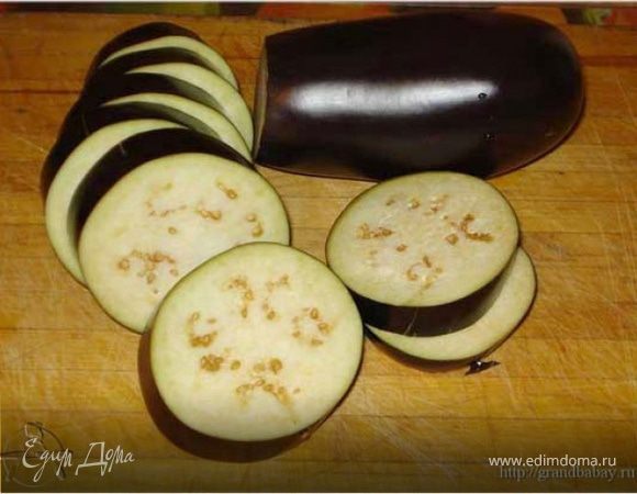 Баклажаны порезать кольцами 1 см
посыпать солью и убрать в холодильник.
