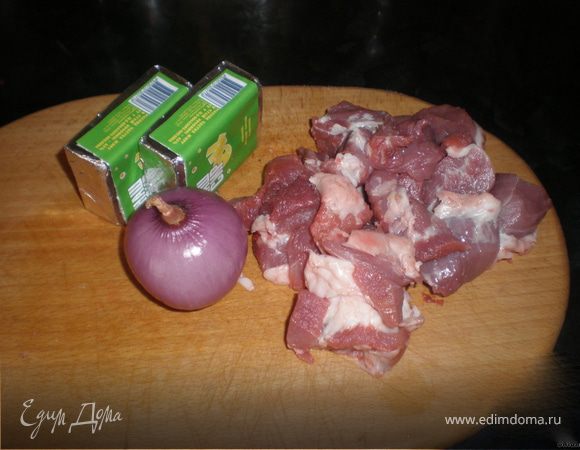 Свинину перекрутить с луком.Посолить и поперчить.