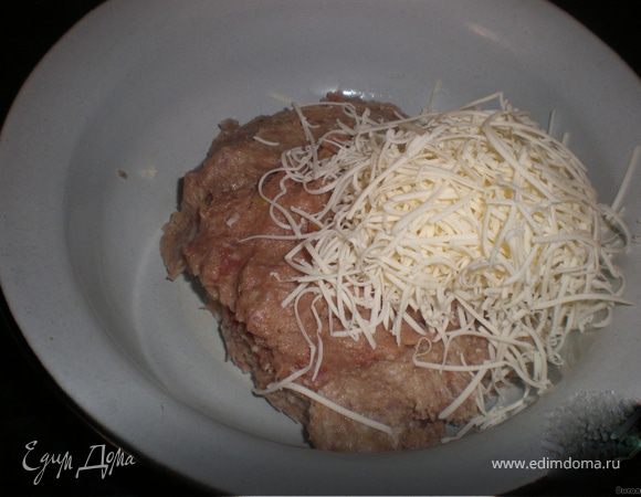 Сырок мелко натереть и добавить в фарш.
Вбить яйцо и замешать фарш.
Сформировать тефтельки.