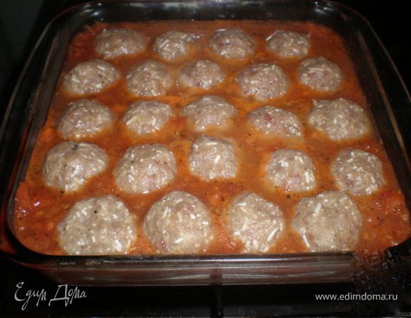 Затем в наш томатный соус опускаем тефтели и убираем в духовку на 30 минут до корочки.