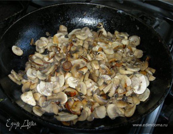 Грибы порезать. Растопить в сковородке сливочное масло и обжарить грибы, пока не испарится сок.
