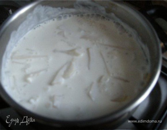 Картофель очистить и тонко порезать. Перелить молоко и сливки в кастрюлю, добавить раздавленный чеснок. Довести до кипения, добавить картофель.