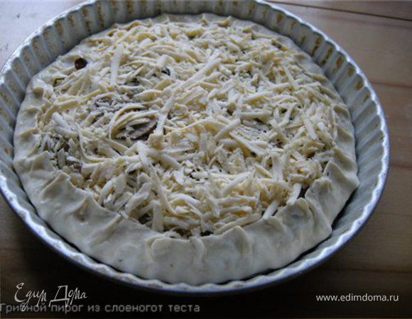 Готовый картофель снять с огня, посолить, поперчить, можно добавить щепотку молотого мускатного ореха. Грибы тоже посолить. Духовку разогреть до 200 градусов.
Раскатать тесто и уложить его в низкую форму диаметром 23 см, сделать бортики. Форму я смазывала растительным маслом. На тесто уложить картофель, на него –грибы и все посыпать сыром.
