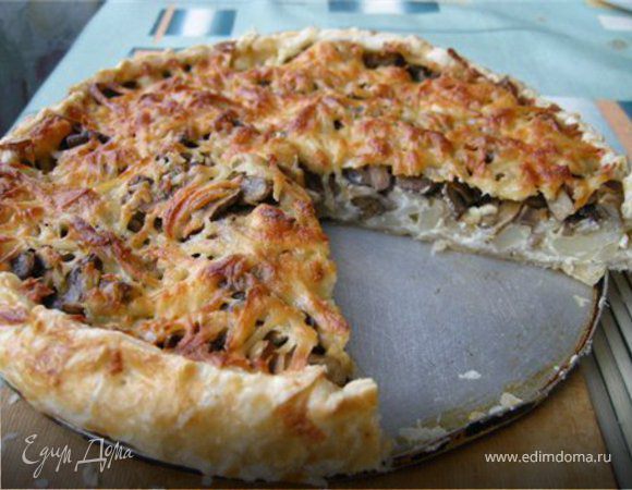 Края теста я смазала взбитым яйцом.
Поставить форму в духовку ( можно предварительно разогреть противень в духовке и форму поставить на уже горячий противень. Я ставила форму на решетку духовки ). Запекать около 30 минут до готовности теста.
