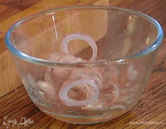 Выложить на салат лук, а уксус сохранить.