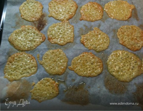 Сыр трем на терке, можно так же добавить чеснок, на противень выкладываем небольшими порциями, минут на 5  в горячую духовку-готовы сырные лепешки