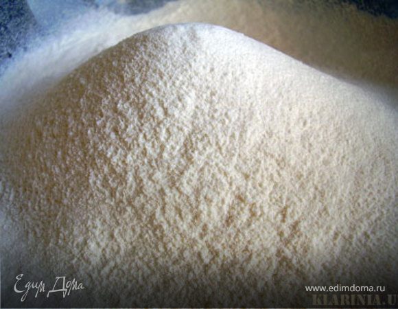 Муку просеиваем горкой на доску, добавляем в нее соль, сахар и немного соды.
