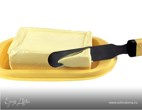 Маргарин растапливаем и смешиваем со стаканом кефира.
