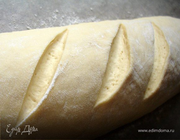 Противень присыпаем сверху кукурузной или обыкновенной мукой и перекладываем на него сформированные хлебные батоны. Накрыв салфеткой или марлей, оставляем сформированные батоны на 20-30 минут в теплом месте.
