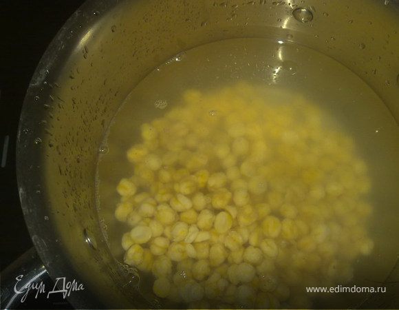 Слить воду после замачивания, перебрать нут и выбросить потемневший и просто некрасивый)), налить свежей холодной воды и варить нут до мягкости. Это примерно 45-60 мин на небольшом огне.
