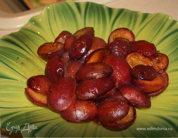 Сливы вымыть,разрезать пополам,удалить косточки,уложить в форму для запекания срезом вверх.Посыпать сахаром и корицей,полить вином и поставить запекать в духовку на 20-30 мин. при 200 С.Готовые сливы в горячем виде переложить на красивое блюдо,облить коньяком и поджечь!Когда пламя погаснет,разложить в креманки,добавить мороженое,украсить по желанию.ОЧЕНЬ ЭФФЕКТНЫЙ СПОСОБ ПОДАЧИ ДЕСЕРТА К ПРАЗДНИЧНОМУ СТОЛУ1