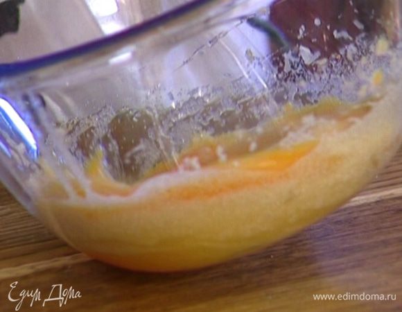 Яйца взбить с сахаром. 