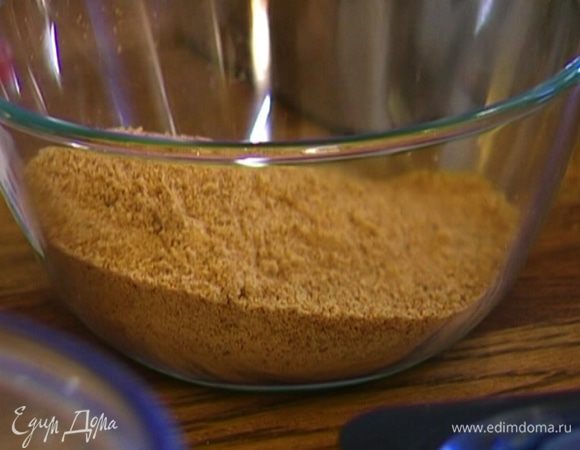 Печенье измельчить блендером в мелкую крошку.