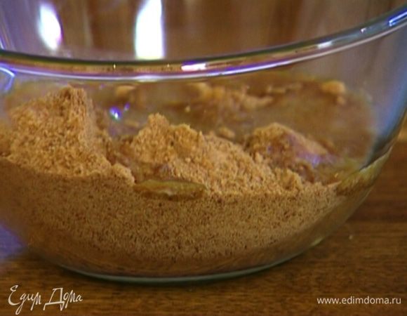 Растопить 60 г сливочного масла и перемешать с измельченным печеньем.