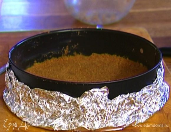 Форму для выпечки смазать оставшимся сливочным маслом и выложить печенье. Слегка прижать рукой и отправить в холодильник на 30 минут.