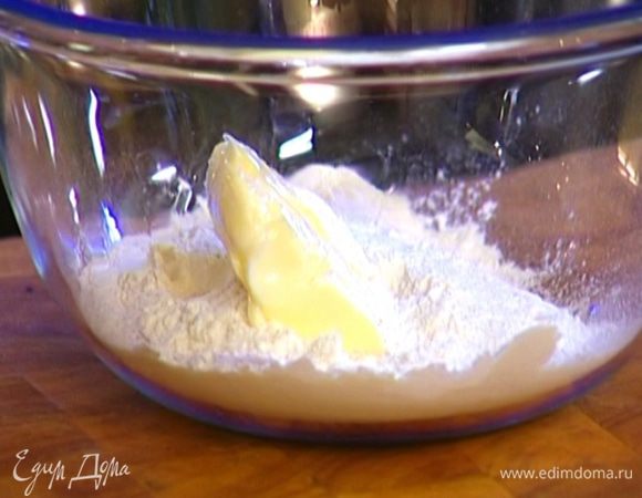 Приготовить тесто: соединить муку, предварительно размягченное сливочное масло, разрыхлитель, 2 ст. ложки сахарной пудры, 1/4 ч. ложки соли и растереть руками. 