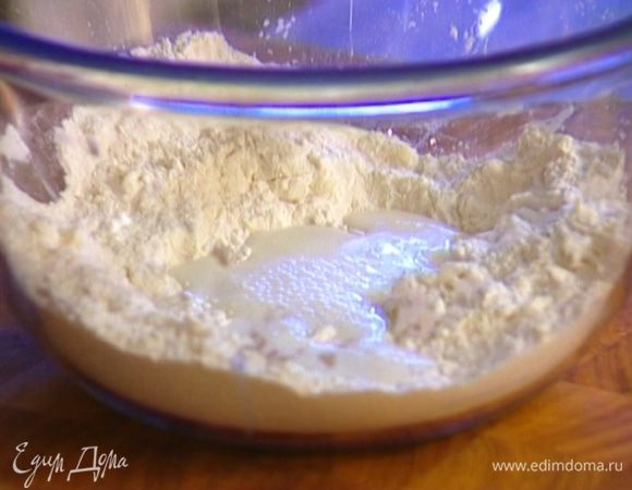 Влить 100 мл молока и вымешать тесто до однородного состояния.