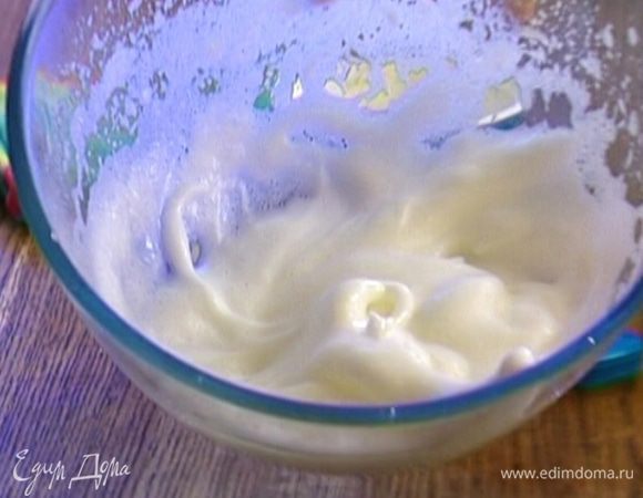 Предварительно охлажденные белки со щепоткой соли взбить миксером в крепкую пену.