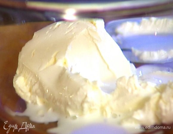 Приготовить крем: маскарпоне соединить с оставшимся молоком, перемешать ложкой.