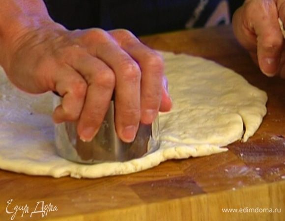 Сформировать из теста корж толщиной полсантиметра и формочкой вырезать круглые пирожные.