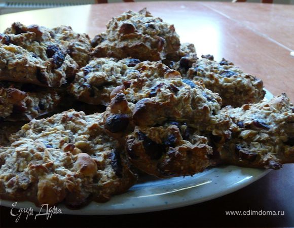 смешать хлопья и молоко (может уйти больше молока). подождать пока набухнет. затем всыпать все остальные ингредиенты и перемешать.
духовка 180 С. 20 минут. выкладывать стол. ложкой на застеленный фольгой противень. после выпечки подождать пару минут, перед тем, как снимать с фольги.