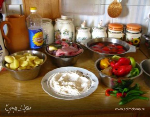 Если Вы не торопитесь, готовите все последовательно, в другом случае используйте 3 сковороды. одна сковорода должна быть глубокой или сотейником.
очищенный картофель режем толстыми кружочками или на 4 продолговатые доли. Обжариваем его на разогретом масле в самой глубокой сковороде