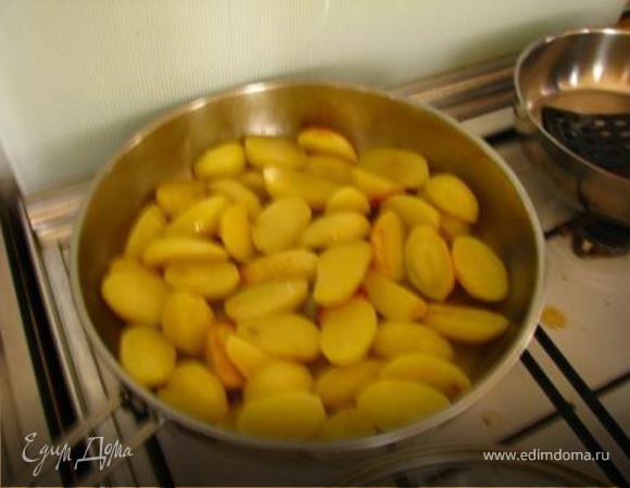 Кусочки рыбы обваливаем в смеси муки и соли (4/1)и обжариваем до полуготовности на разогретом масле и кладем сверху на обжаренный картофель.