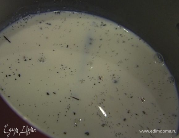 Влить в кастрюлю 400 мл сливок, добавить цедру лимона и стручок ванили и довести до кипения. Снять с огня и вынуть цедру и стручок ванили.