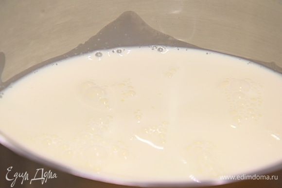 Соединить желатин со сливками и перемешать (если желатин плохо растворился, процедить жидкость через сито).