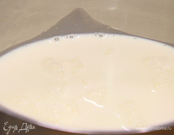 Соединить желатин со сливками и перемешать (если желатин плохо растворился, процедить жидкость через сито).